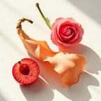 Bulgarian damascena rose, half plum and Egyptian papyrus plant represent the olfactory notes of the perfume.