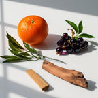 Mandarin, green tea and blackcurrant represent the olfactory notes of the perfume.